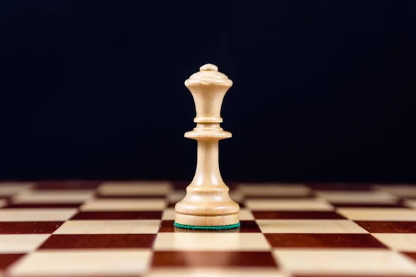Bílé Šachy Královna Černém Pozadí — Stock fotografie