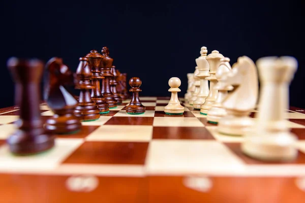Setkání Pěšáků Šachové Figurky Jsou Umístěny Šachovnici Černém Pozadí — Stock fotografie