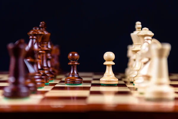 Treffen Der Bauern Schachfiguren Werden Auf Dem Brett Auf Schwarzem — Stockfoto