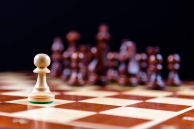 Siyah parçalara karşı beyaz piyon