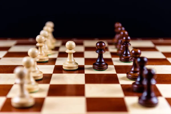 Schwarz Weiße Holzfiguren Auf Einem Schachbrett Auf Schwarzem Hintergrund — Stockfoto