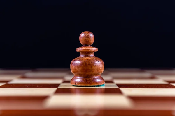 Černý Dřevěný Pěšák Šachovnici Černém Pozadí — Stock fotografie