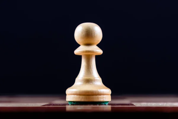 Bílý Dřevěný Pěšák Šachovnici Černém Pozadí — Stock fotografie