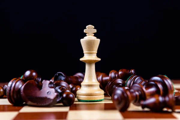 Sieger Der Weiße Schachkönig Steht Auf Einem Schachbrett Ihn Herum — Stockfoto