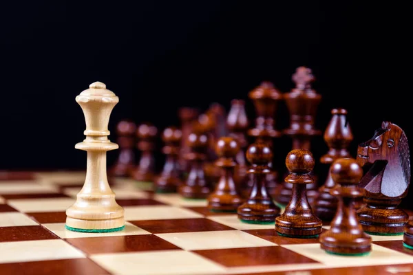 Weiße Schachkönigin Gegen Schwarze Figuren — Stockfoto