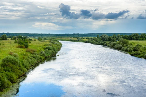 Река Текущая Между Зелеными Берегами Облаками — стоковое фото