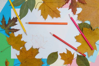 Renkli kalemler ve not defteri