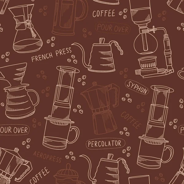 Metodi alternativi di preparazione del caffè modello senza soluzione di continuità con percolatori, chicchi di caffè e lettering. Sfondo vettoriale marrone e beige vintage. Caffettiere e bollitori disegnati a mano elementi di design texture — Vettoriale Stock