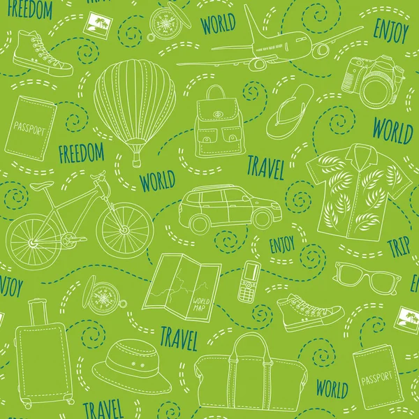 Wereld reizen vector naadloze patroon. Groene achtergrond met de hand getekende vakantie elementen. Reis ontwerp illustratie met vervoer, tassen, kleding, schoenen, kaarten, paspoorten, camera's en kompassen — Stockvector