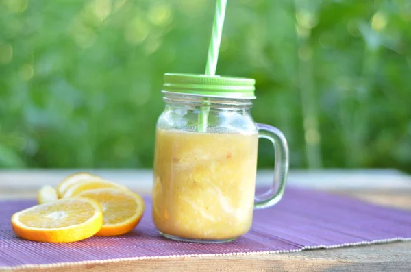 Yeşillik bir arka plan üzerinde smoothies için Banka ?????