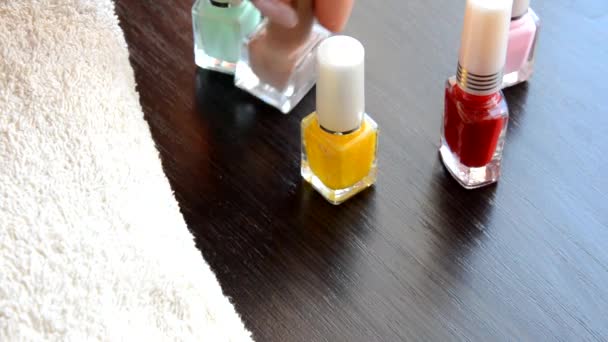 Manicure - Vackra manikyrerade kvinnor naglar med röda nagellack på mjuk vit handduk. röd och pärlemorskimrande lack, väljer spik — Stockvideo
