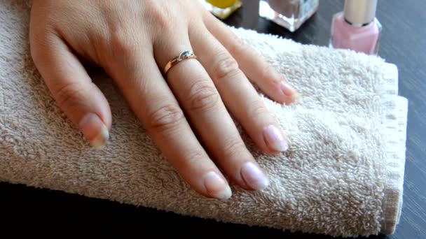 Manicura: hermosas uñas de mujer cuidadas con esmalte de uñas rojo sobre una toalla blanca suave. barniz rojo y nacarado, selecciona uñas — Vídeo de stock