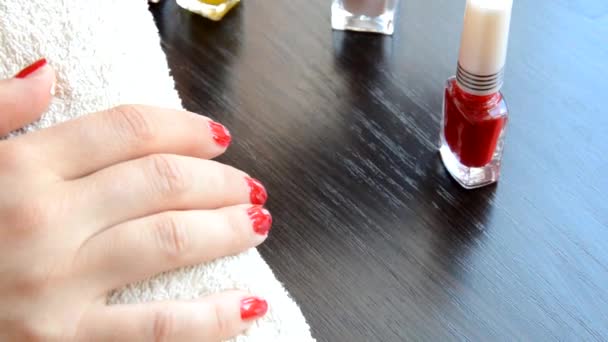 Manucure - De beaux ongles de femme manucurés avec du vernis à ongles rouge sur une serviette blanche douce. vernis rouge et nacré, sélectionne ongles — Video