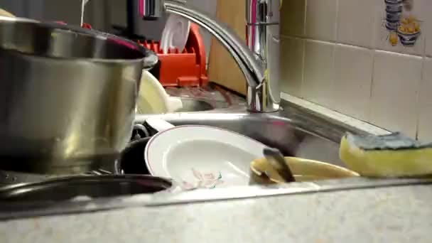 Chica cortando una cebolla roja con un cuchillo en la tabla de cortar. prepararse para cocinar sopa de pollo o estofado de verduras o ensalada — Vídeos de Stock