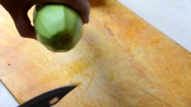 Bir kız yahni, salata ya da çorba yapmak için kabak soyar ve keser. vejetaryen, çiğ yemek, diyet, kilo kaybı