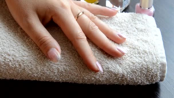 Manicura: hermosas uñas de mujer cuidadas con esmalte de uñas rojo sobre una toalla blanca suave. barniz rojo y nacarado, selecciona uñas — Vídeo de stock