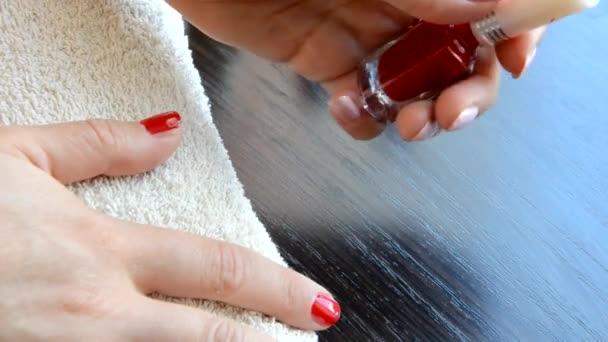 Μανικιούρ - Όμορφα μανικιούρ νύχια γυναικών με κόκκινο βερνίκι νυχιών σε μαλακή λευκή πετσέτα. κόκκινο και περλέ βερνίκι, επιλέγει καρφί — Αρχείο Βίντεο