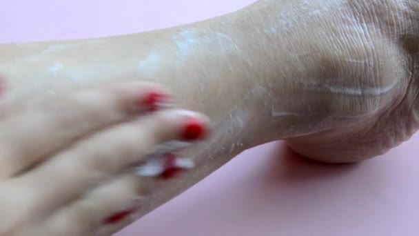 Mujer preocupándose por sus pies y poniendo crema hidratante en ella — Vídeos de Stock