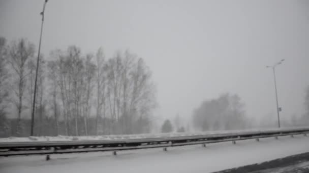 Zimowa droga bez skupienia. Samochód stoi na zimowej, lodowatej wiejskiej drodze. Przejeżdżając przez las pokryty śniegiem. — Wideo stockowe