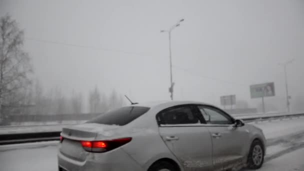 Camino de invierno sin foco. El coche está en la helada carretera de invierno. Conduciendo por el bosque cubierto de nieve. — Vídeos de Stock