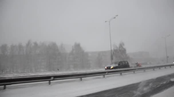 Estrada de inverno sem foco. O carro está na estrada gelada do inverno. Condução através da floresta coberta de neve. — Vídeo de Stock