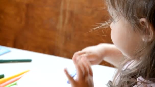 Niña de dos a tres años decorar animales con rotuladores. Niño haciendo deberes y escribiendo ensayo de historia. Clase primaria o primaria. Primer plano de manos y lápices de colores . — Vídeo de stock