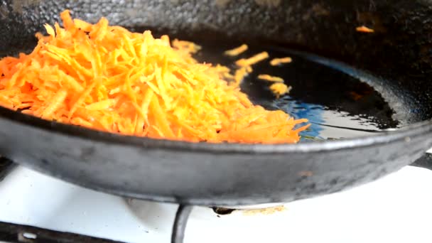 Vaření na pánvi, studiové osvětlení, dívčí smažené mrkvové vepřové, hovězí se zeleninou na pánvi — Stock video
