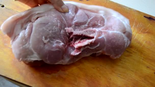 Женщина режет сырое мясо говядины на разделочной доске для приготовления рагу или гуляша — стоковое видео