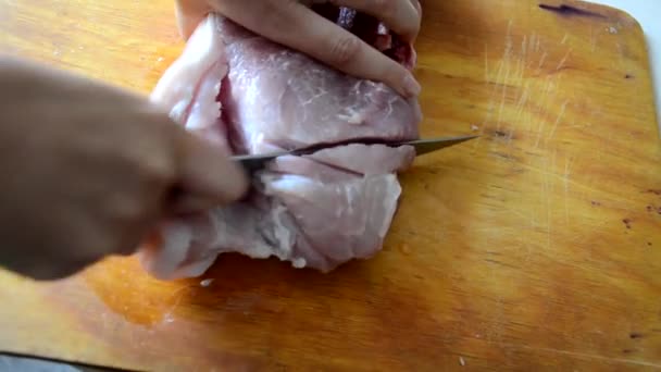 Femeie tăiere carne de vită crudă pe o placă de tăiere pentru gătit tocană sau gulaș — Videoclip de stoc