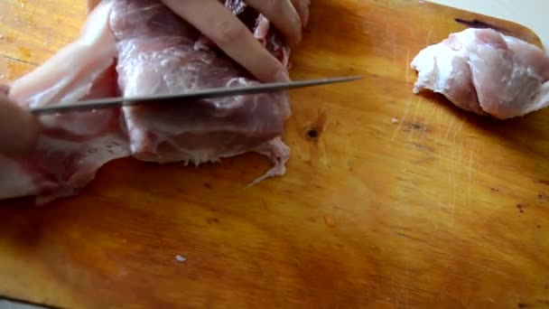 Женщина режет сырое мясо говядины на разделочной доске для приготовления рагу или гуляша — стоковое видео