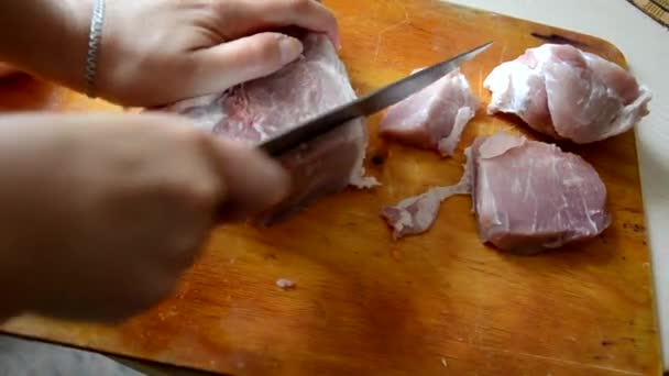 Žena krájí syrové hovězí maso na řezací desce pro vaření guláš nebo guláš — Stock video