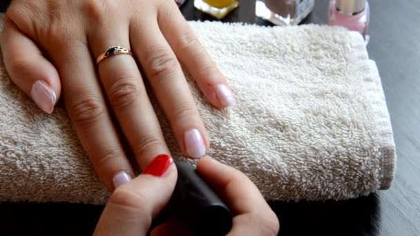 Manicure - Belle unghie di donne curate con smalto rosso su asciugamano bianco morbido. smalto rosso e perlescente, seleziona unghie — Video Stock