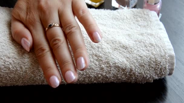 Manicure - Piękne manicure kobiet paznokcie z czerwonym lakierem do paznokci na miękkim białym ręczniku. czerwony i perłowy lakier, wybiera paznokcie — Wideo stockowe
