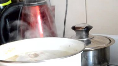 Çorba yapmak için kesilmiş sebzeli büyük bir tencere, ocakta çorba, vejetaryen yemeği, diyet, kilo kaybı.
