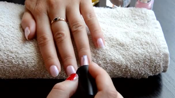 Manichiura - Femei frumoase manichiurate unghii cu lac de unghii roșii pe prosop alb moale. lac roșu și perlat, selectează unghiile — Videoclip de stoc