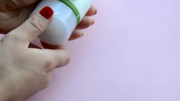 Vaso di crema per la pelle - Una donna matura si spalma le dita con la crema dalla pelle sulle mani - Cura della pelle con metodi naturali concetto — Video Stock