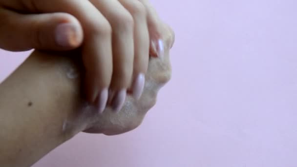 皮膚クリームの瓶-成熟した女性は彼女の手の上に皮膚からクリームで彼女の指をスミア-自然な方法の概念でスキンケア — ストック動画
