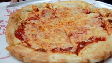 İnsanların Ellerinin Margarita ya da Pepperoni Pizza Dilimlerini Aldığı Yakın Çekim.