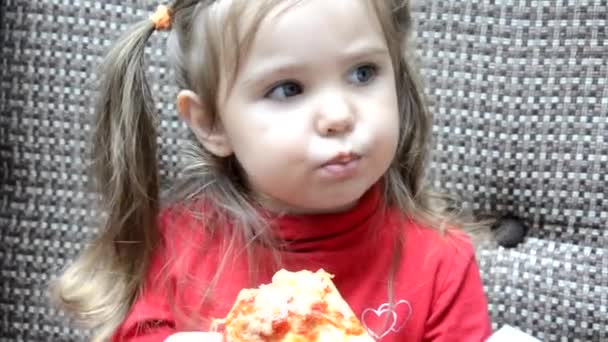 Belle fille mangeant de la pizza, petite fille mignonne assise dans un café et mangeant de la pizza. Maman est assise à côté d'elle, l'aidant à manger de la pizza . — Video