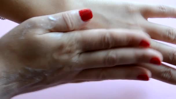 护肤瓶-一个成熟的女人用手上的护肤霜沾满了她的手指-用自然方法护肤 — 图库视频影像