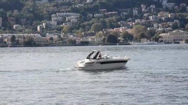 船日落时在港口的游艇在湖中漂流 — 图库视频影像