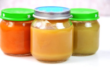 Beyaz üzerine üç kavanoz bebek maması..