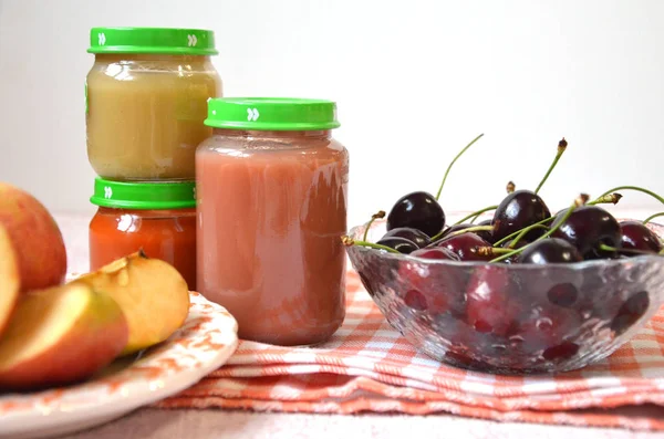 Comida para bebés, puré de bebé en un frasco de vidrio, manzana, cereza — Foto de Stock