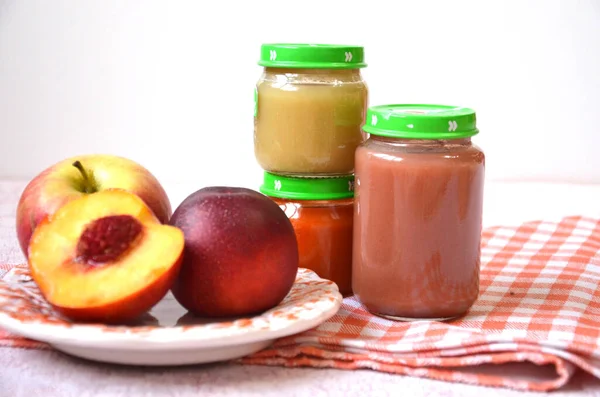 Makanan bayi, bayi ditumbuk dalam botol kaca, persik — Stok Foto