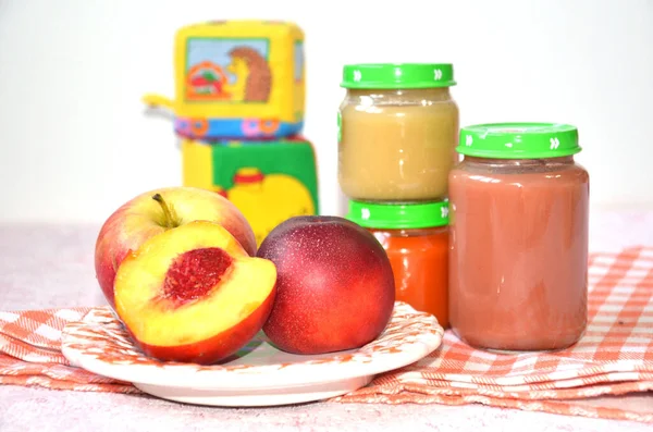 Babynahrung, Baby im Glas püriert, Pfirsich — Stockfoto