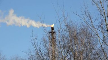 Hava kirliliği, fabrika borular, bacalar gökyüzü arka plan üzerinde gelen duman. Sanayi, ekoloji, kavramı Buhar sezon, Isıtma tesisi, küresel ısınma. Fabrika baca yasaktır, duman bacaları emisyonları