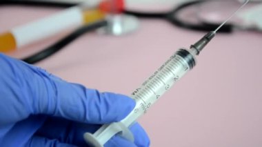 Doktor elinde ampul ya da test tüpü ya da aşı tutan bilim adamı elleri, yeni ilaçlar geliştirme, virüslere ve enfeksiyonlara karşı aşı ve koronavirüs covid 2019