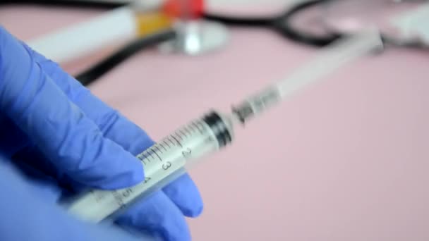 Lekarz rąk naukowiec posiadający ampułkę lub probówkę lub szczepionkę, opracowywanie nowych leków, szczepienia przeciwko wirusom i zakażeniom oraz koronawirusy covid 2019 — Wideo stockowe