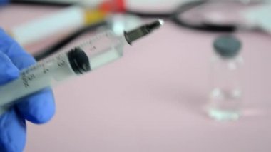 Doktor elinde ampul ya da test tüpü ya da aşı tutan bilim adamı elleri, yeni ilaçlar geliştirme, virüslere ve enfeksiyonlara karşı aşı ve koronavirüs covid 2019