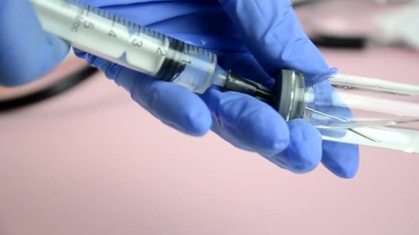 Лікар руки вчений тримає ампулу або пробірку або вакцину, розробляє нові ліки, вакцинація проти вірусів та інфекцій та коваріату 2019 — стокове відео